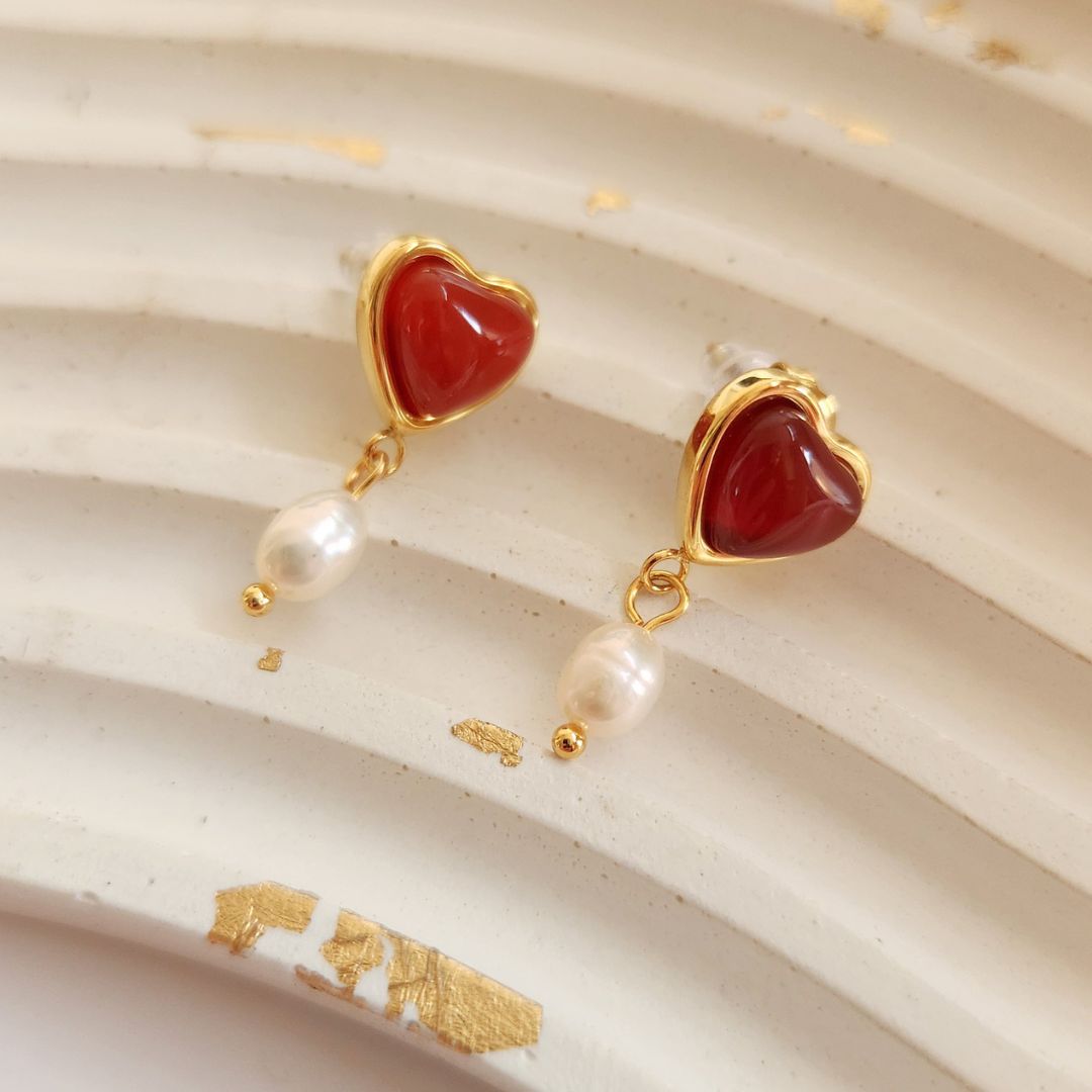 Aretes Corazón Rojo con perla del río