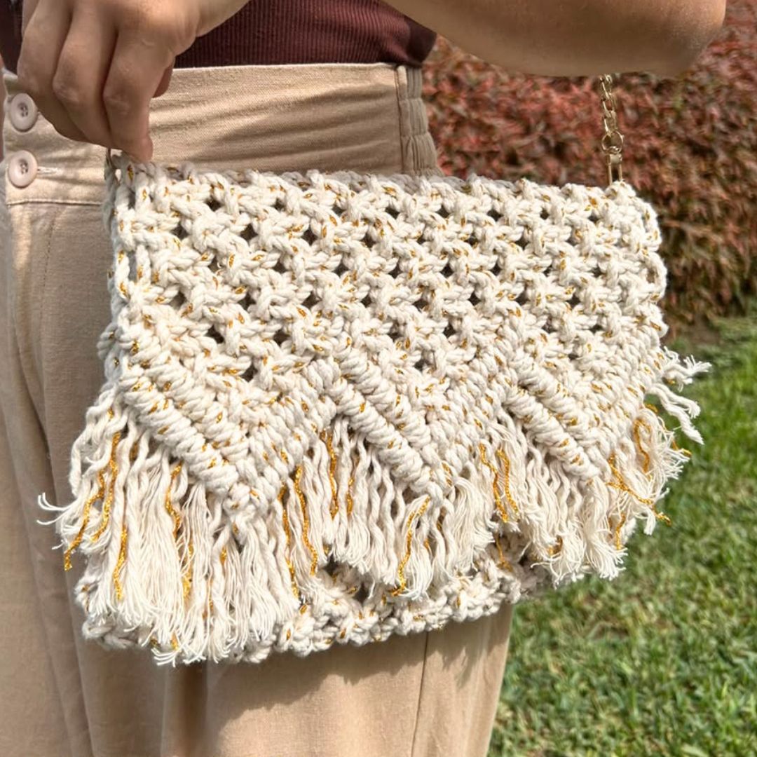 Cartera sobre de macramé Sabrina - Blanco hueso con dorado brillante