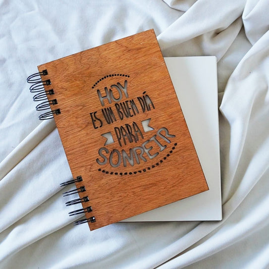 Libreta de Madera Grande "Hoy es un día para sonreír" - Aguacate Shop Perú