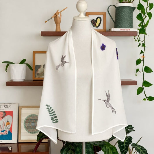 Pañuelo de gaza musselina blanca - Print floral y colibríes - Aguacate Shop Perú