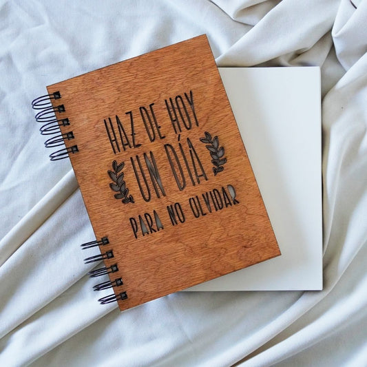Libreta de Madera Grande "Haz de hoy un día para no olvidar" - Aguacate Shop Perú