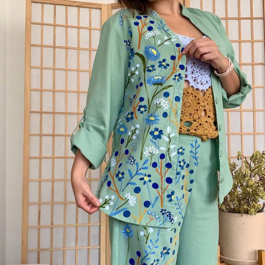 Camisa Bohemia verde cemento - Jardín Flores Azules (pintado a mano)