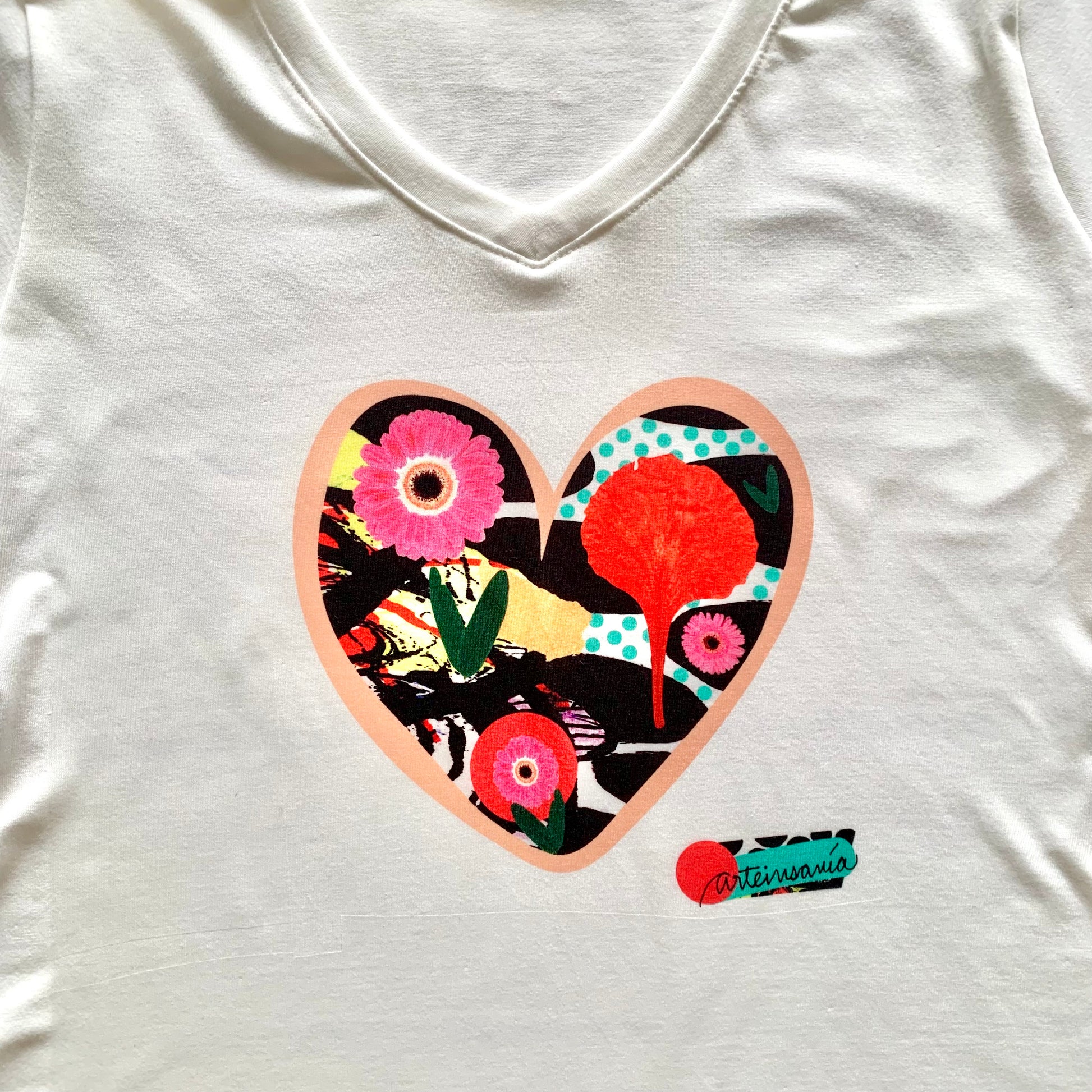 Polo Collage Blanco (Estampado) Corazón Flor Ponciana – Aguacate